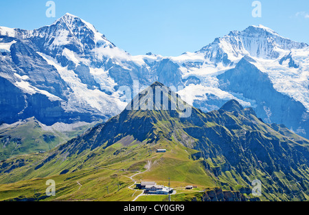 El famoso monte Jungfrau en los alpes suizos Foto de stock