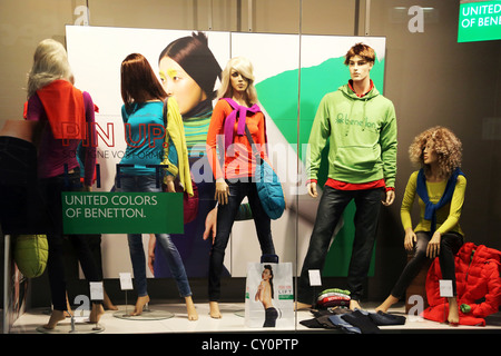 Calais citar Europa colores de tienda de ropa Fotografía de stock - Alamy