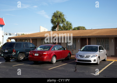 Los autos estacionados fuera de motel en motel barato nosotros la ruta 192 en Kissimmee, Florida, EE.UU. Foto de stock