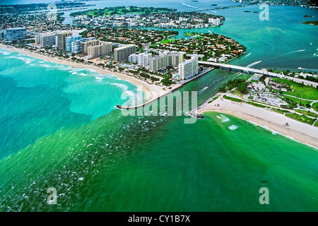 Vista aérea de Bal Harbour, Miami Beach, Biscayne Bay, Florida, EE.UU.