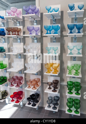 Cristalería diseños hechos por iittala, una empresa de diseño finlandesa especializada en artículos del hogar objetos en Helsinki, Finlandia Foto de stock