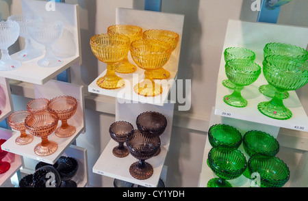 Cristalería diseños hechos por iittala, una empresa de diseño finlandesa especializada en artículos del hogar objetos en Helsinki, Finlandia Foto de stock