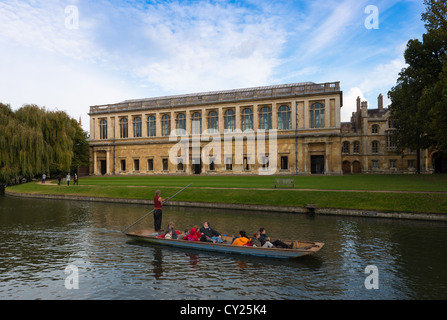 La Biblioteca Wren, el Trinity College de Cambridge, con remar en frente del río Cam, Reino Unido. Foto de stock