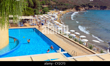 La piscina del hotel y la playa, costa del Mar Egeo, Turquía