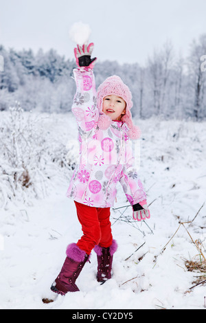 Chica divirtiéndose en la nieve