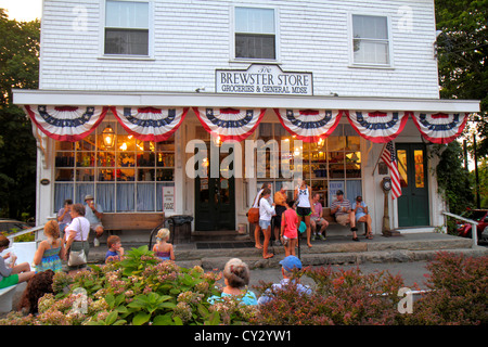 Cape Cod Massachusetts, Brewster, The Brewster Store, comestibles, familia general padres padres niños, comer helado, frente, entrada, Ame Foto de stock