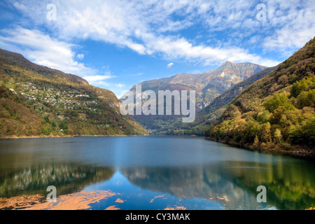 Lago di Vogorno es un depósito al final del Valle de Verzasca en Tesino, Suiza Foto de stock
