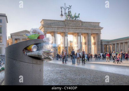 A través de la papelera que fluye por la Puerta de Brandeburgo, Berlín, Alemania Foto de stock