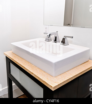 Diseño de interiores moderno cuarto de baño con bañera de piedra blanca