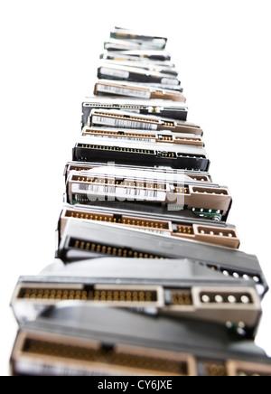 Alta pila de discos duros usados en la luz de fondo Foto de stock