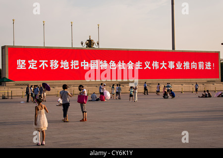 Una firma electrónica parpadea consignas en Plaza de Tian'an Men, en Beijing, China Foto de stock