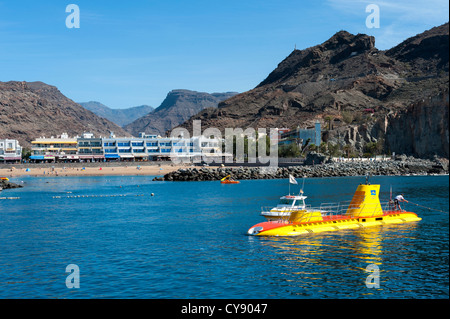 El U boot submarino amarillo en Puerto de Mogán, Gran Canaria, Islas Canarias Foto de stock