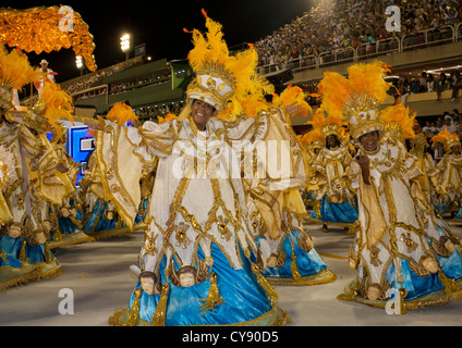 70+ Mujer Usando Brasileño Colorido Disfraz De Carnaval De Río De Janeiro  Brasil Fotografías de stock, fotos e imágenes libres de derechos - iStock