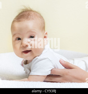 Adorable bebe niña mirando a la cámara . Foto de stock