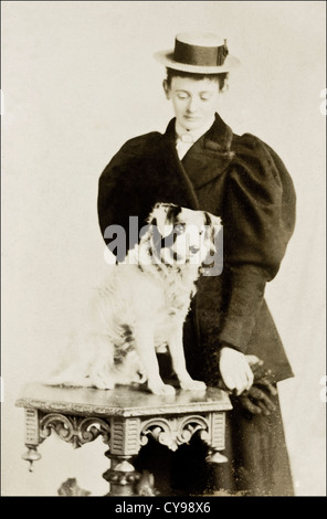 Joven victoriana con retrato de perro en el estudio alrededor de 1890 por el fotógrafo E.W. Roberts de Cardiff, Gales del Sur, Reino Unido