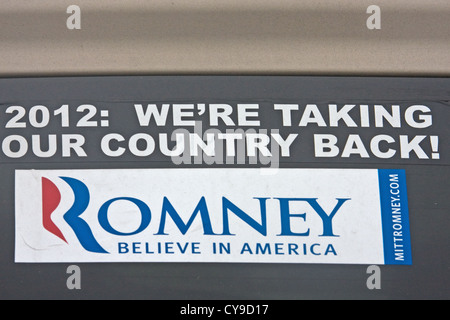'2012: estamos tomando nuestro país atrás' y 'Romney creen en los Estados Unidos' 2012 campaña política auto adhesivo en el parabrisas trasero. Foto de stock