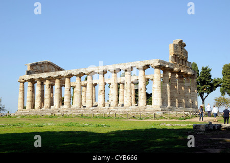 El Templo de Atenea (también conocido como templo de Ceres), finales del siglo VI A.C..Paestum, al sur de Nápoles. Foto de stock