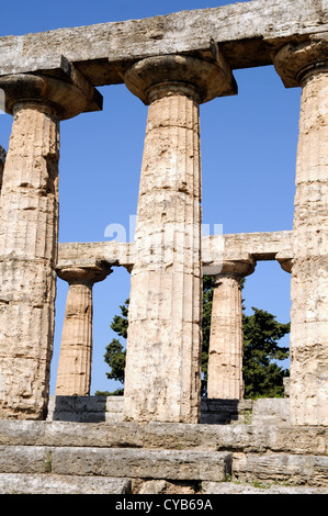 El Templo de Atenea (también conocido como templo de Ceres), finales del siglo VI A.C..Paestum, al sur de Nápoles. Foto de stock