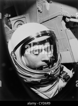 Immagini Stock - Casco Da Astronauta Vintage Isolato Su Sfondo Bianco In  Stile Retrò. Image 201351386