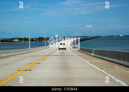 Conducir sobre nuevo maratón de Seven Mile Bridge a lo largo de la ruta us uno Overseas Highway, los Cayos de Florida ee.uu. Foto de stock
