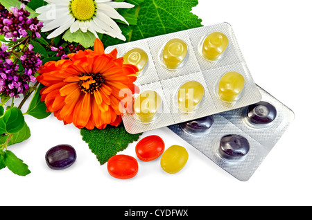 Pastillas para la tos multicolores, ramita de menta, hojas de salvia,  manzanilla, caléndula, orégano aislado sobre fondo blanco Fotografía de  stock - Alamy