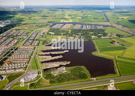 Los Países Bajos, Leeuwarden, antena. Zona residencial llamado lago Tearnzer Wielen. Foto de stock