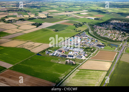 Los Países Bajos, cerca de Stiens, distrito industrial, granjas y campos de cultivo. Antena.
