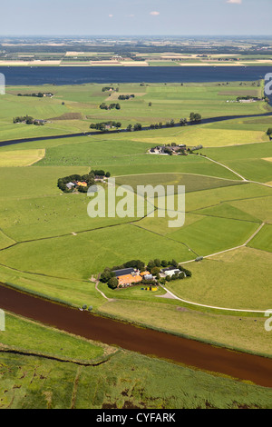 Los Países Bajos, Ijsselmuiden, granjas y campos de cultivo. Antena. Foto de stock