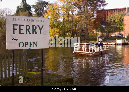 Warwickshire - Stratford upon Avon - servicio de ferry sobre el río Avon - Otoño de sol y colores - Reflexiones Foto de stock