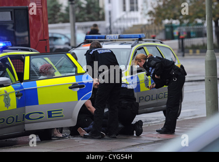Brighton Sussex, Reino Unido el 4 de noviembre de 2012 - La Policía efectuar un arresto fuera del local de la tienda Sainsbury's en St James's Street Brighton UK Foto de stock