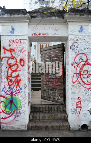 Mensajes en el muro exterior de Estudio de Abbey Road, Londres. Se hizo famoso por los Beatles Abbey Road álbum.