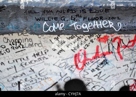 'Vienen juntos". Mensajes en el muro exterior de Estudio de Abbey Road, Londres. Se hizo famoso por los Beatles Abbey Road álbum.