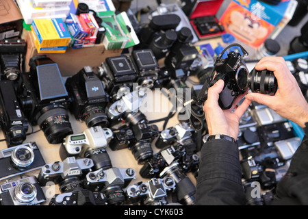 Tengo una clase de ingles ángulo Obligar Shopper examina elige, de segunda mano pre-propiedad de cámaras de película  analógica mercadillo de El Rastro, Madrid, España Fotografía de stock -  Alamy