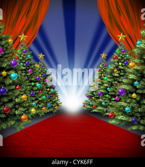 La alfombra roja de vacaciones con las cortinas y los árboles de Navidad con adornos decorativos para una temporada invernal de Hollywood y premier grand Foto de stock