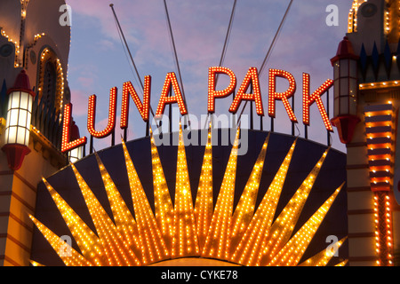 Parte del Luna Park no muestra signo (cara abajo) en la noche Milsons Point Sydney, New South Wales Australia Foto de stock