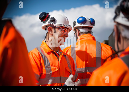 Los trabajadores ferroviarios hablando al aire libre