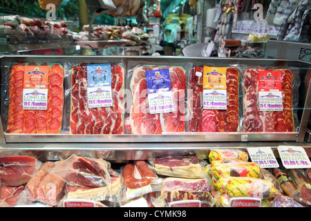 Envases de conservas de carne jamón salchicha salami a la venta en la tienda de embutidos de carniceros, el centro de Madrid, España, Europa