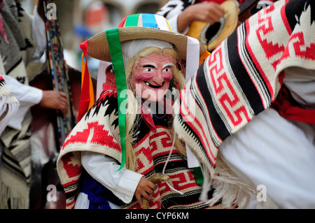 Un niño llevaba máscara y traje para la Danza de los viejitos o danza de los hombres poco viejo en la plaza Vasco de Quiroga American Foto de stock