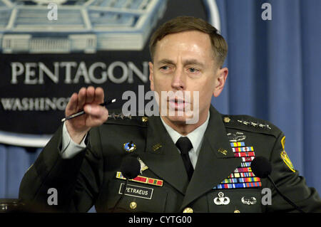 El General estadounidense David H. Petraeus, comandante de la Fuerza Multinacional de Irak, informa Reporteros en el Pentágono El 2 de abril de 2007 en Washington, DC. Petraeus renunció como director de la CIA el 9 de noviembre de 2012 después de emitir una declaración diciendo que él había participado en una relación extramarital.