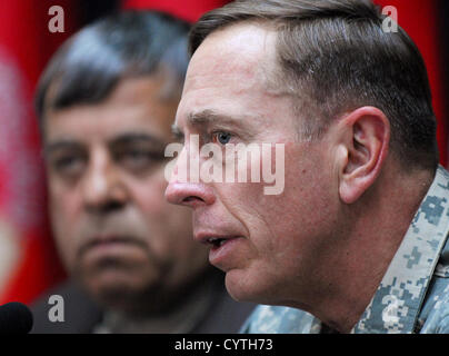 El General estadounidense David H. Petraeus, comandante de la OTAN y de la Fuerza Internacional de Asistencia para la seguridad durante una conferencia de prensa el 7 de abril de 2011 en Kandahar, Afganistán. Petraeus renunció como director de la CIA el 9 de noviembre de 2012 después de emitir una declaración diciendo que él había participado en una relación extramarital.