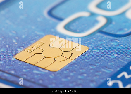 Detalle de un chip de computadora en una tarjeta de crédito