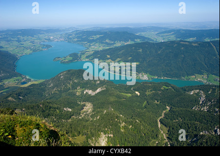 El Mondsee en Austria visto desde los 1784 metros de alta montaña Schafberg Foto de stock