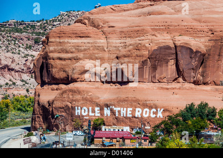 "Agujero en la Roca" parada turística en la carretera escénica US 191 en Utah - con casa y parada turística construida en la roca.