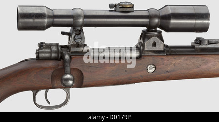 Un rifle de alcance 98 k,Mauser,con soporte superior-abisagrado y osciloscopio ZF Abjack,cal. 8 x 57, no 5713. Números coincidentes. Casi brillante. Cabeza receptora cubierta por el soporte delantero, pero varias marcas de aceptación águila/'135' y raíz de barril marcado '44D' que significa producido en Mauser's, Oberndorf, a finales de 1944,principios de 1945. Acabado fino de topos. Cámara de un fino gris fosfatado, cierre de seguridad fresado (sustituido), pasador de disparo con numeración coincidente, orificios de liberación de gas redondos, sin guía de resorte de acción. Piso de chapa de acero estampada histórico,histórico,1930,,Derechos-adicionales-Clearences-no disponible Foto de stock
