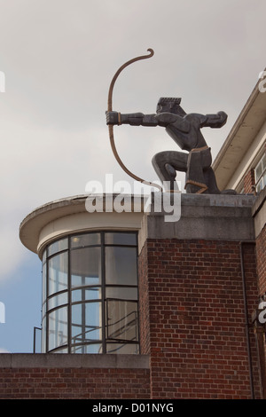 La estación de metro East Finchley y la estatua del arquero Foto de stock