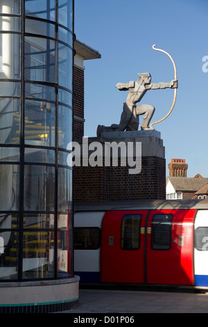 La estación de metro East Finchley y la estatua del arquero Foto de stock