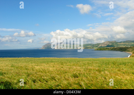 Vista de Yr Eifl Ynys Môn y Snowdonia y en la distancia de Morfa Nefyn en la península de Lleyn, Gwynedd en el norte de Gales.