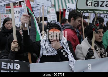 Londres, Reino Unido. El 17 de noviembre de 2012. Pro grupos palestinos celebrar una manifestación de protesta ante la embajada de Israel en Londres hoy, en respuesta a la escalada de la violencia en la Franja de Gaza. George Henton crédito / Alamy Live News