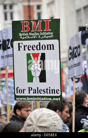 Kensington, Londres, Reino Unido. El 17 de noviembre de 2012. Los manifestantes sostienen carteles fuera de la Embajada de Israel. La protesta palestina frente a la Embajada de Israel en Londres contra los ataques en Gaza.