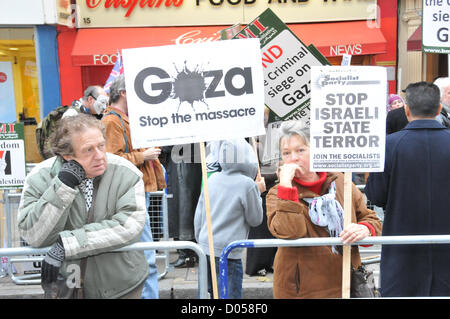 Kensington, Londres, Reino Unido. El 17 de noviembre de 2012. Los manifestantes sostienen carteles fuera de la Embajada de Israel. La protesta palestina frente a la Embajada de Israel en Londres contra los ataques en Gaza.